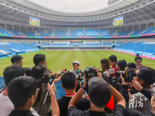 媒体记者在深圳市体育中心采访志愿者。 媒体记者在深圳市体育中心采访志愿者。