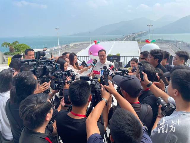 各地记者到港珠澳大桥采访。