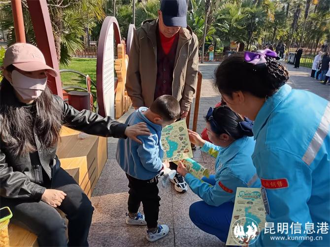 宝石花志愿者向市民游客推介观鸥地图及春城风土人情 宝石花志愿者向市民游客推介观鸥地图及春城风土人情