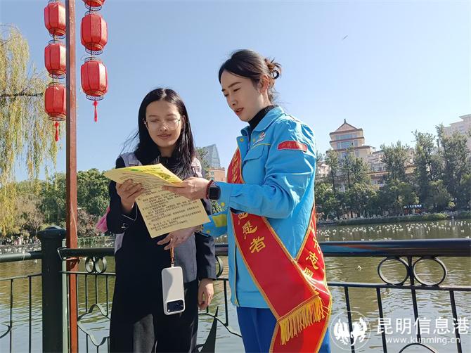 宝石花志愿者向市民游客发放环保公益手册,宣传《昆明市文明观赏红嘴鸥规定》,守护“春城名片” 宝石花志愿者向市民游客发放环保公益手册,宣传《昆明市文明观赏红嘴鸥规定》,守护“春城名片”