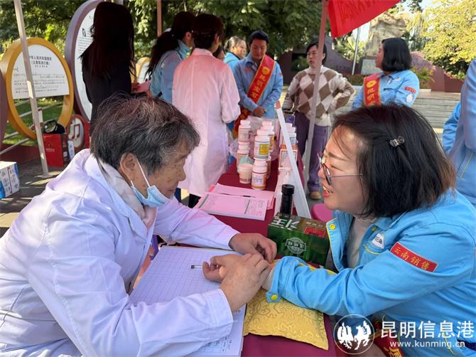 圣爱中医馆医师为志愿者看诊把脉 圣爱中医馆医师为志愿者看诊把脉