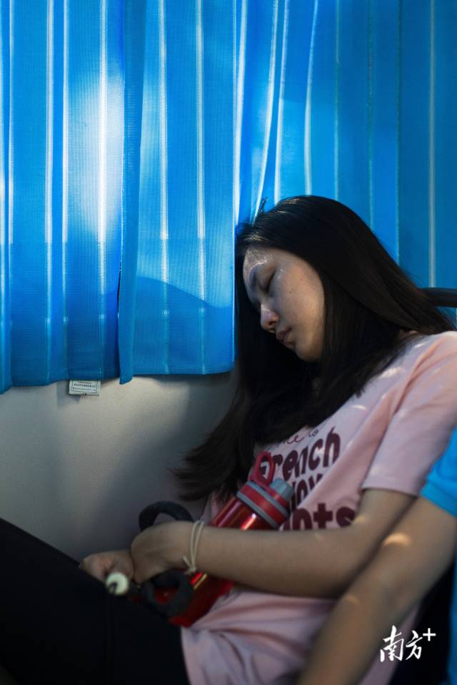 训练结束后，杨晓婷在接送大巴上睡着了。