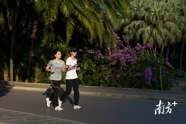 广西柳州，杨晓婷与引导员魏静进行跑步训练。