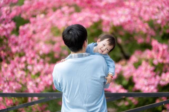 广州,游客在粉色花海中打卡。南方+拍客 李汉晖 摄 广州,游客在粉色花海中打卡。南方+拍客 李汉晖 摄