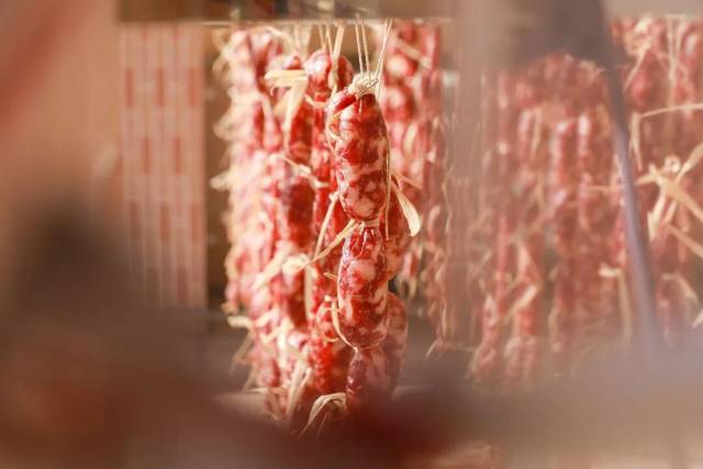 一竿竿、一串串的晾晒,是广东人对风味的坚守,也是刻在DNA里的生活智慧。图源:东莞发布 一竿竿、一串串的晾晒,是广东人对风味的坚守,也是刻在DNA里的生活智慧。图源:东莞发布