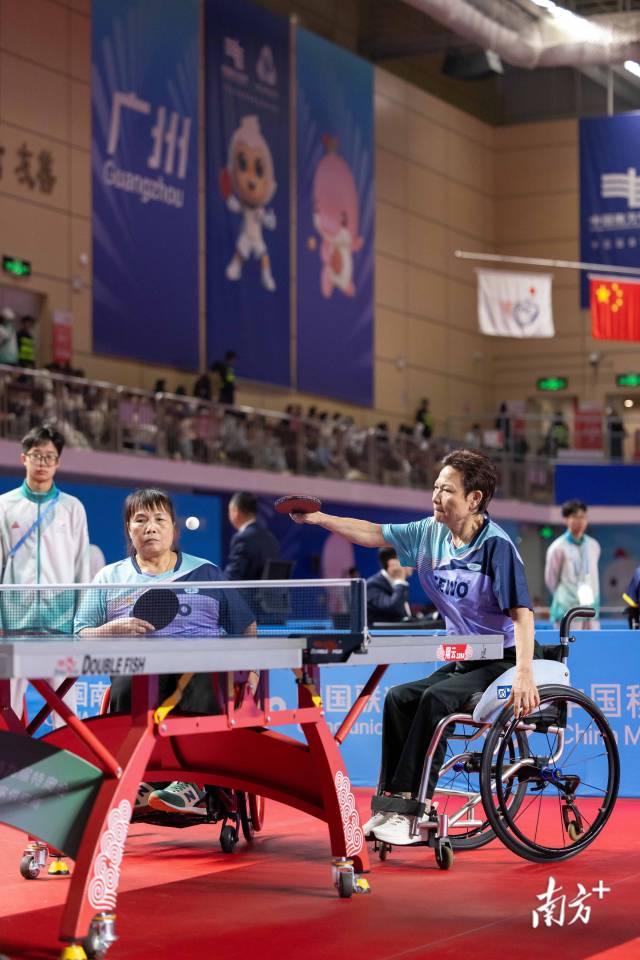 12月8日,在兵乓球TT5女子双打小组赛中,黄丽明(右)撑起身子击球。 12月8日,在兵乓球TT5女子双打小组赛中,黄丽明(右)撑起身子击球。