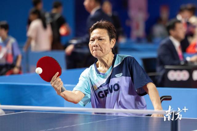 黄丽明在比赛时常常双唇紧抿,很认真地对待每一板球。 黄丽明在比赛时常常双唇紧抿,很认真地对待每一板球。