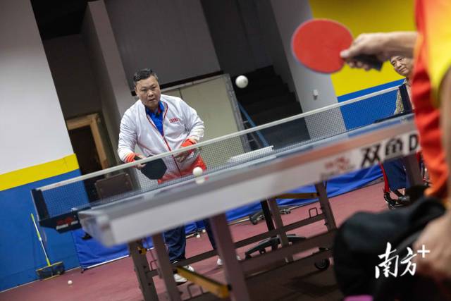 黄丽明平常在吴汉斌指导下练习乒乓球。 黄丽明平常在吴汉斌指导下练习乒乓球。