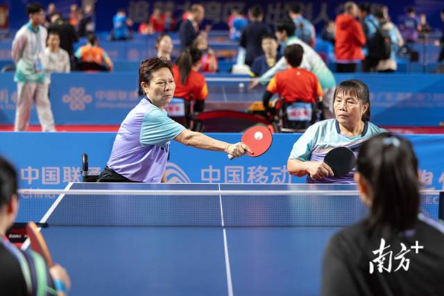 黄丽明(左)击球。 黄丽明(左)击球。