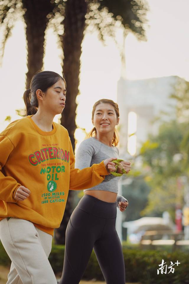 12月9日，许兴群（左）与陪跑员周皖湘（右）一起跑步。