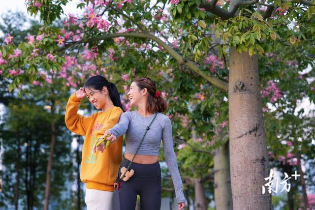 12月9日，许兴群（左）与陪跑员周皖湘（右）在一起，她们已经一起跑步近2年。