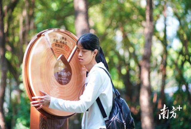 12月8日，广州珠江公园，许兴群正在转动疗愈互动装置。