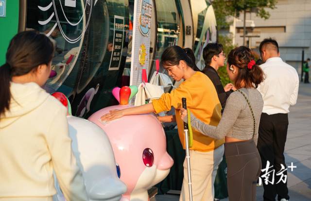 许兴群非常喜欢全国残特奥会吉祥物，跑步途中，见到吉祥物，她常拿出湿巾细心为它们擦拭。