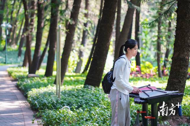 12月8日，许兴群在跑步途中，敲击公园中的乐器。