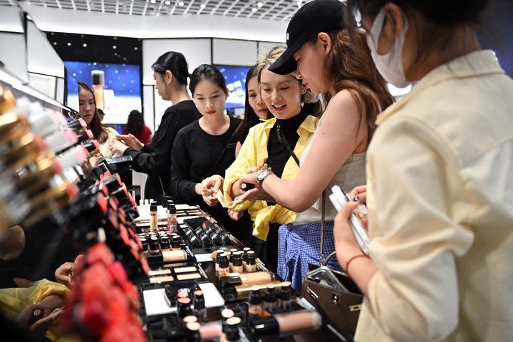 Customers shop at a duty-free shopping mall in Sanya, south China's Hainan Province on Nov. 30, 2025. (Xinhua/Guo Cheng)