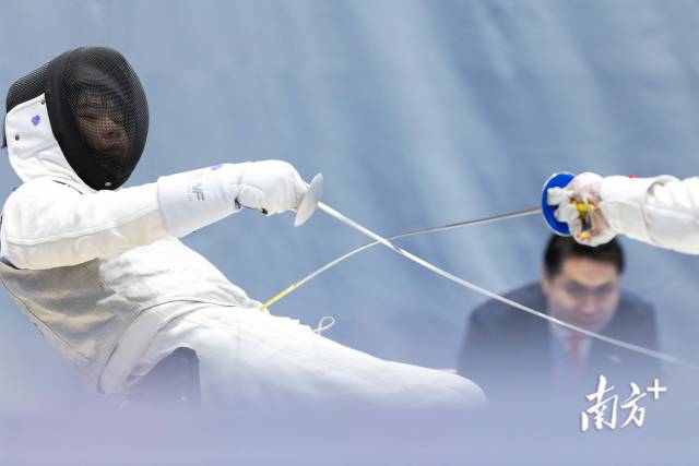 12月12日,在香港赛区男子花剑团体铜牌赛中,广东一团夏永君(左)后仰躲开对手的进攻。 12月12日,在香港赛区男子花剑团体铜牌赛中,广东一团夏永君(左)后仰躲开对手的进攻。