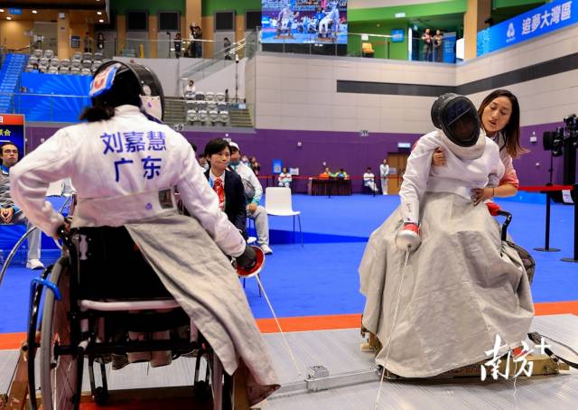 C级运动员江柏莹在出剑时因肌张力不足致倒下后无法自行复位,一旁的随队主管王帆见状立刻一个箭步冲上前将她扶起。 C级运动员江柏莹在出剑时因肌张力不足致倒下后无法自行复位,一旁的随队主管王帆见状立刻一个箭步冲上前将她扶起。