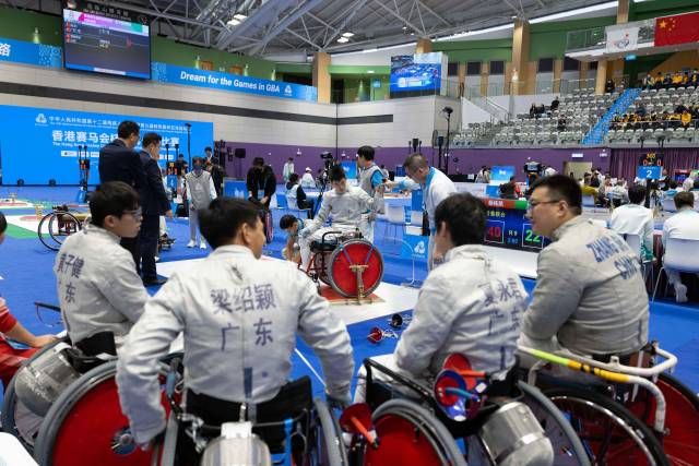 在男子佩剑团体失利后,最后下剑台的吴安迪(中)与队友们显得有些失落。 在男子佩剑团体失利后,最后下剑台的吴安迪(中)与队友们显得有些失落。