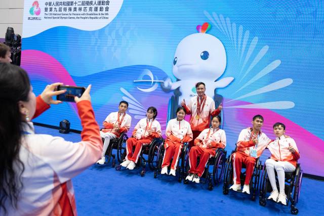 在第二个比赛日,广东包揽了男女子重剑C级个人赛的奖牌,合影时日常严肃的龙杰罕见露出笑容。 在第二个比赛日,广东包揽了男女子重剑C级个人赛的奖牌,合影时日常严肃的龙杰罕见露出笑容。