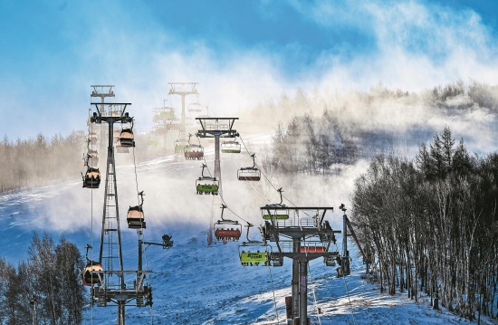 12月2日，万龙滑雪场迎来众多游客。.jpg