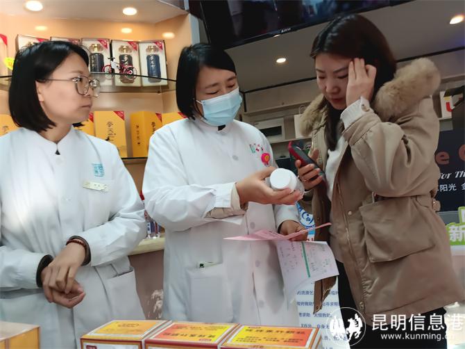 发放健康手册传播“治未病”理念和养生知识