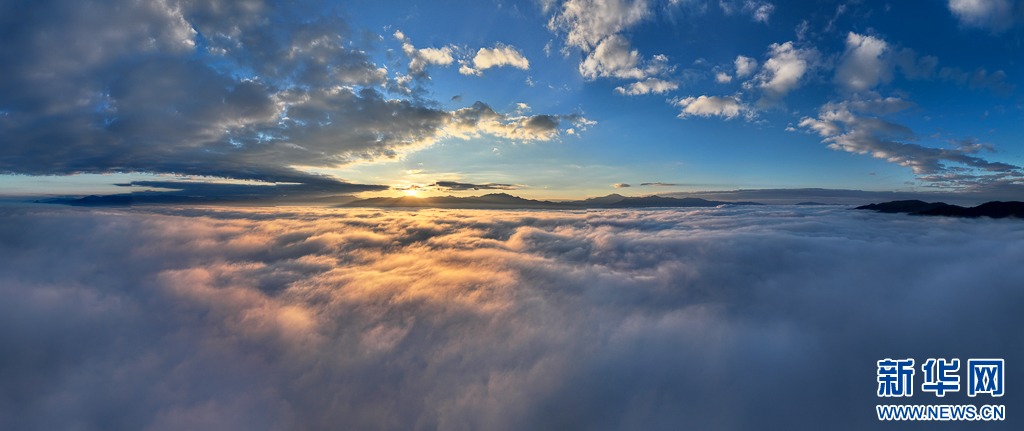 日出时分，阳光照耀云海（12月23日摄）。新华网发（刘东 摄）