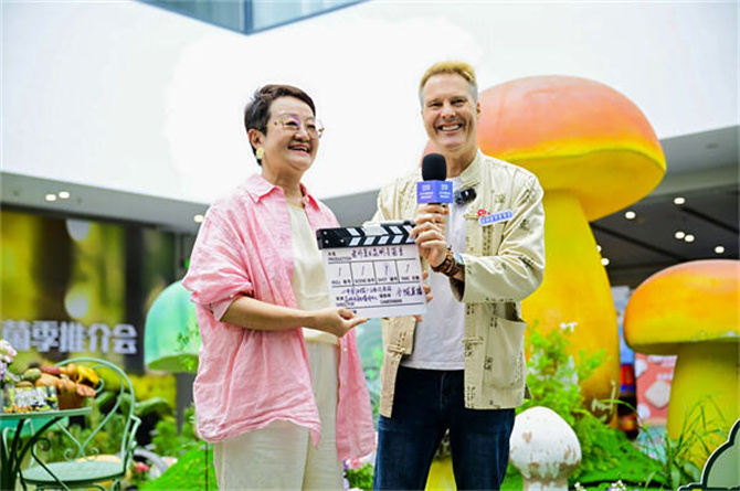 2024年,史帝夫参加“菌俏昆明·菇凉一夏”——2024昆明旅游避暑食菌季活动 2024年,史帝夫参加“菌俏昆明·菇凉一夏”——2024昆明旅游避暑食菌季活动