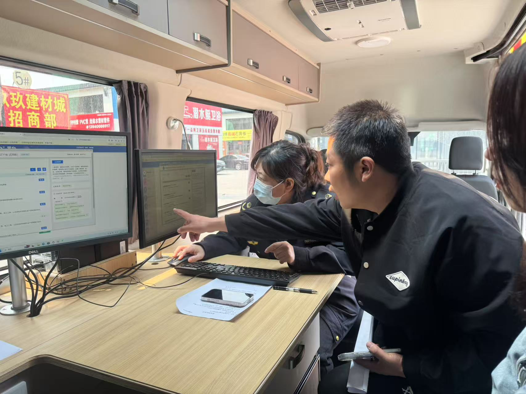 沈阳市大东区市场监督管理局将政务服务窗口“搬”到商户“家门口”,现场为经营主体集中办理并颁发营业执照。沈阳市营商局供图