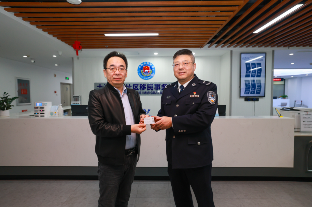 全省首张往来港澳人才签注落地大连自贸片区。辽宁自贸试验区大连片区供图