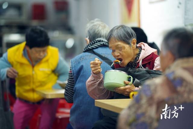 食堂为老人们提供一个社交的空间。