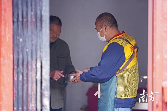 志愿者为有需要的老人免费送餐上门。