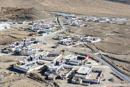 2025年12月11日,西藏定日县长所乡古荣村新貌。人民网记者 翁奇羽摄