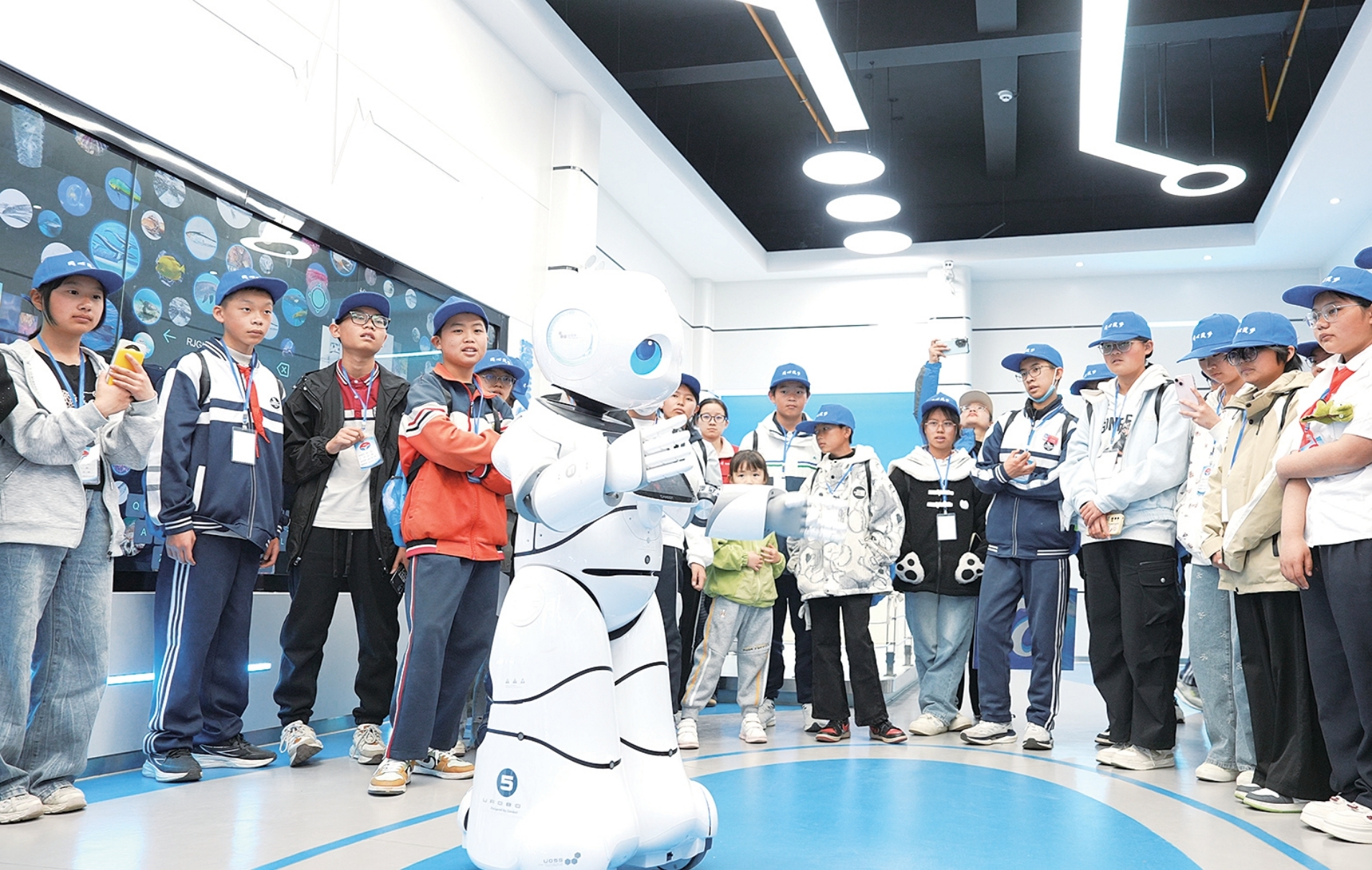 师生在州科技馆参与互动体验