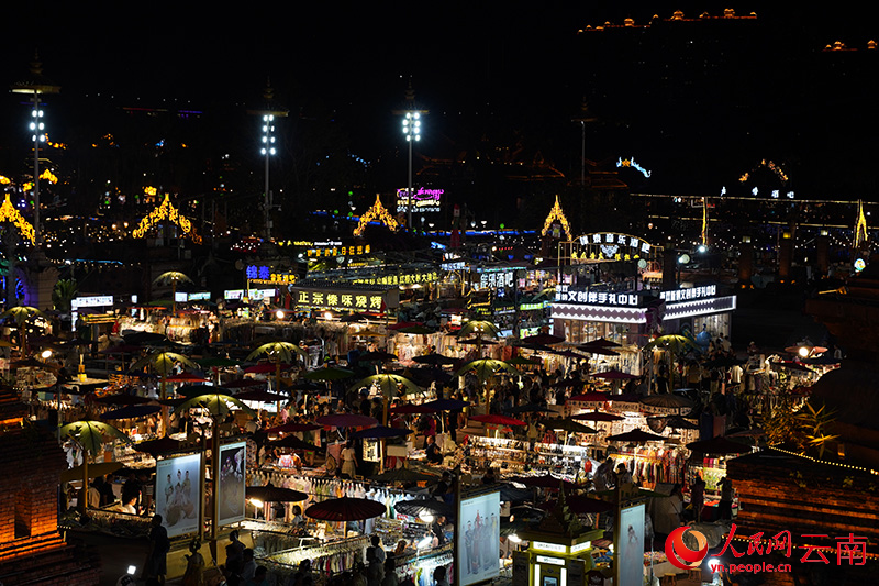 云南西双版纳，告庄西双景核心区域的星光夜市里有5000多家小商铺。人民网记者 蔡树菁摄