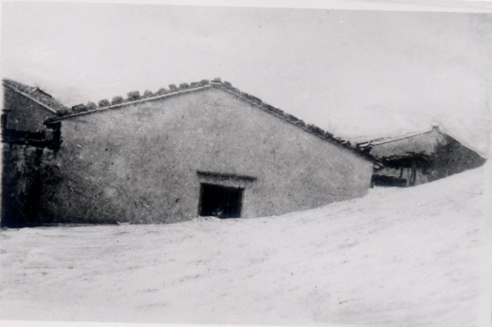 昔日的东山岛风沙掩埋部分村民村舍（资料照片）。