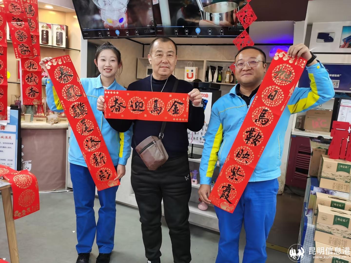 给进站加油客户送春联 给进站加油客户送春联