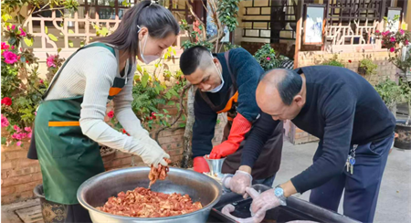 腌腊肉灌香肠 烟火年味渐浓
