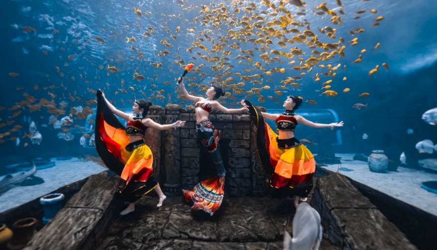 全国首创“水下花腰彝舞龙”昆明融创海世界上演 云南民族非遗“潜”入海底闹新春