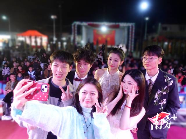 大年初四晚，潮州意溪镇西都村的返乡大学生们办“村晚”。