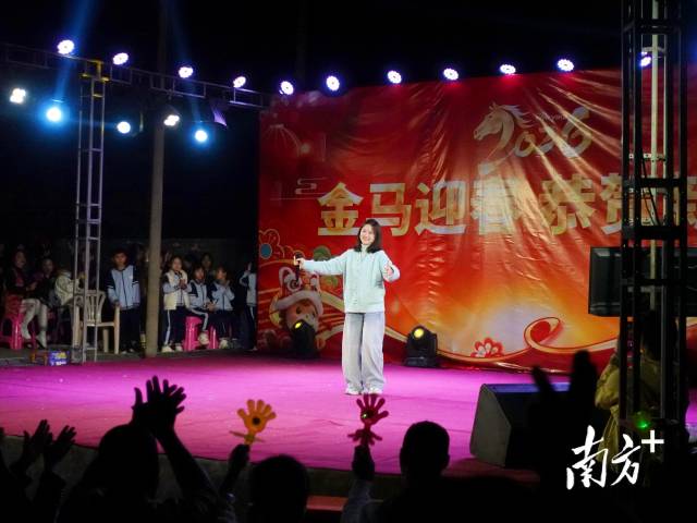 卢思琪上台演出中。