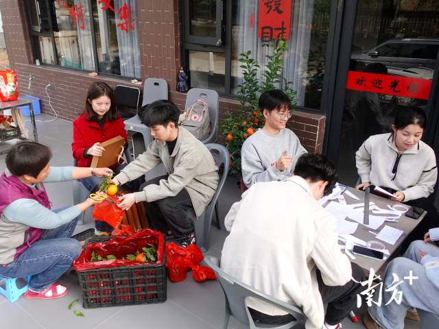 大年初三，大学生们在制作主持人手卡、包装礼盒。