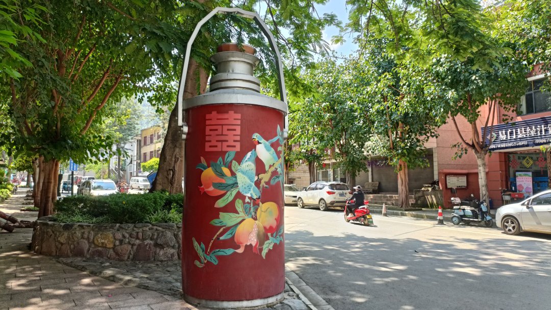 绿汁镇内的特色场景