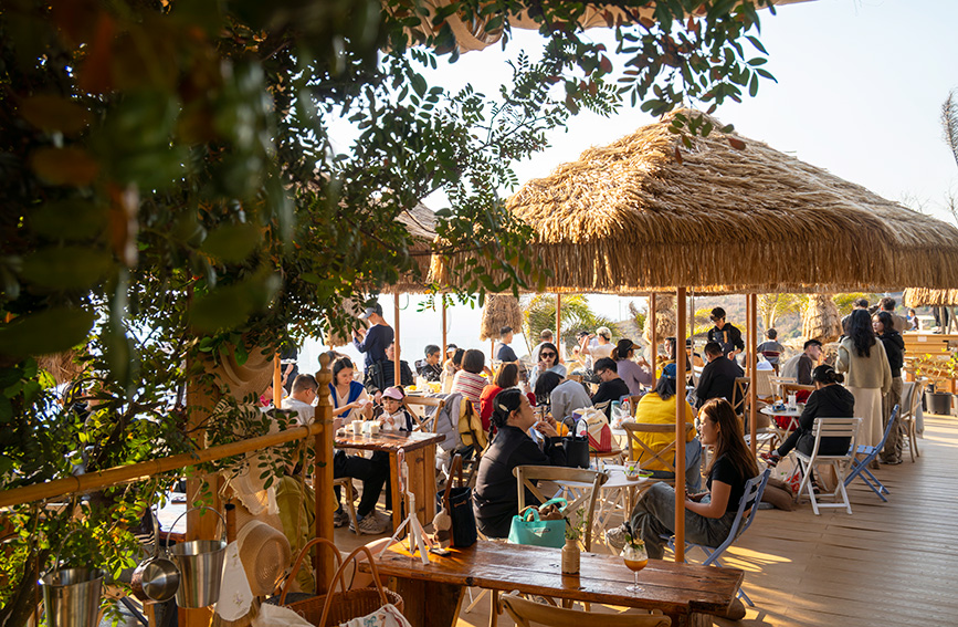 云南澄江：一杯咖啡“点亮”湖畔慢生活