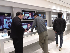 手机店内咨询手机机型、价格与换机政策的消费者络绎不绝 本组图片 ■ 都市时报全媒体记者 郑荣行 手机店内咨询手机机型、价格与换机政策的消费者络绎不绝 本组图片 ■ 都市时报全媒体记者 郑荣行