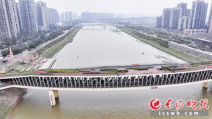 汉桥以马王堆出土的汉琴为设计灵感,在浏阳河上萦绕“青山不墨千年画,浏水无弦万古琴”之雅意。