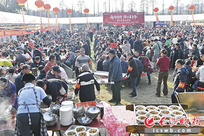 2月11日,农历小年,在雨花区跳马镇,一场252桌的“全村团圆宴”上了热搜。