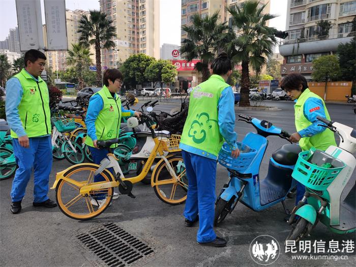 志愿者在疏导交通，规整路边电单车1