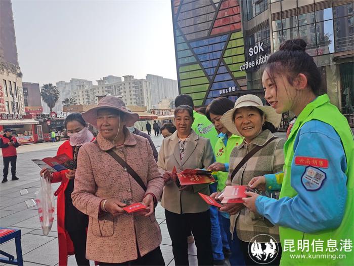 为行人讲解消防安全知识