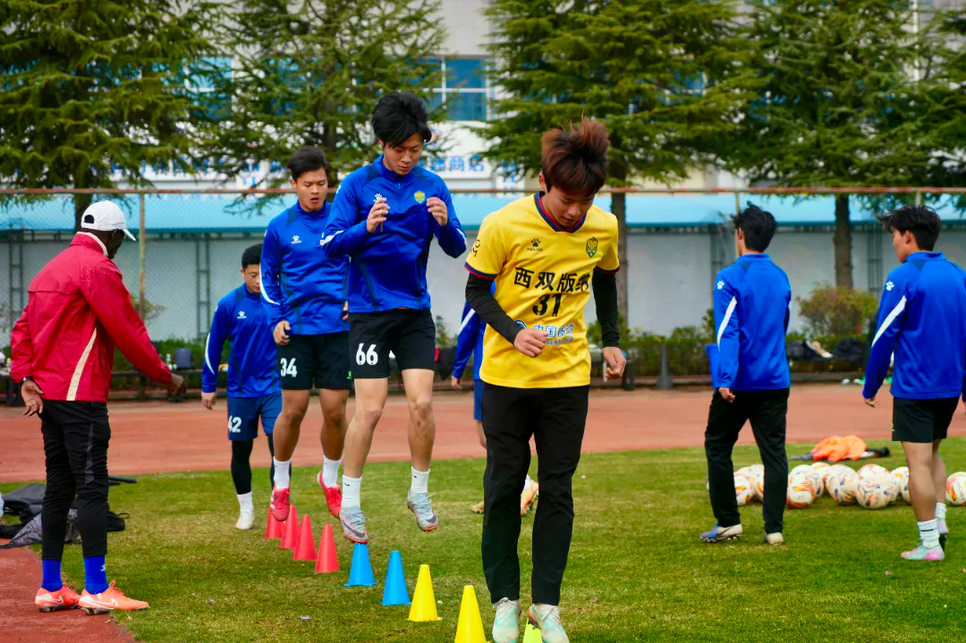 （胡攀 摄）3月5日，西双版纳队队员正在进行赛前适应性训练-1.jpg