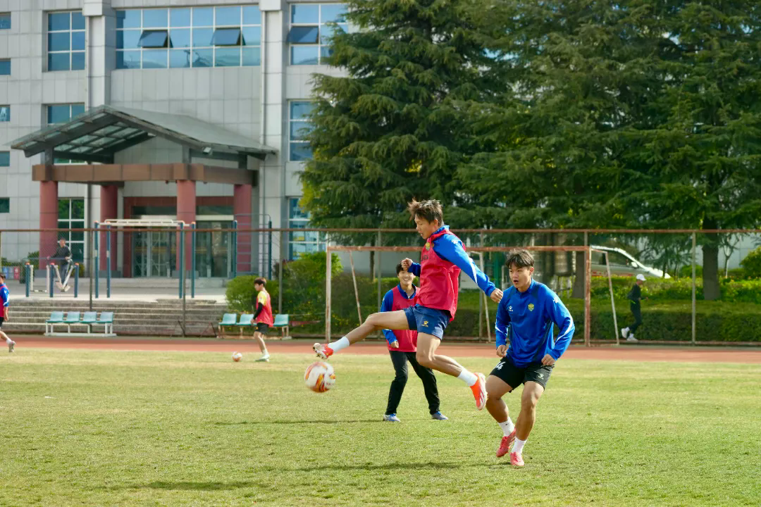 （杨林凯 摄）3月5日，西双版纳队队员正在进行赛前适应性训练-2.jpg